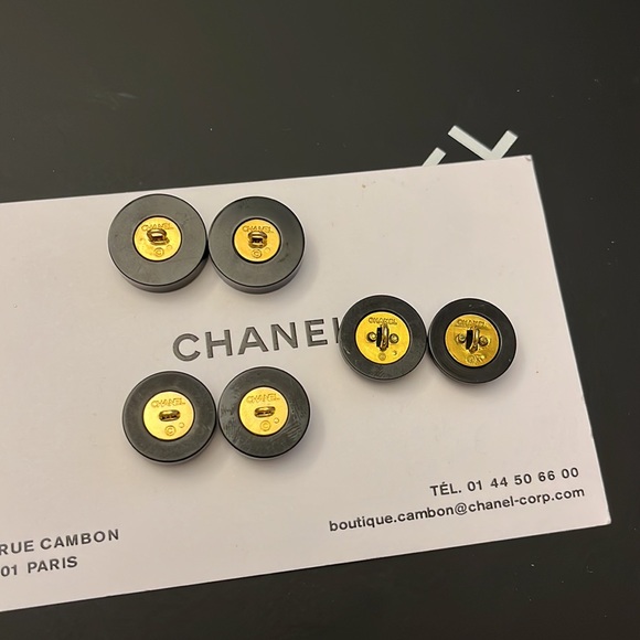 SOLDđź’” AUTHENTIC!! Lot Of 6 Chanel Vintage CC Buttons Gold Black 1990s - Picture 5 of 11